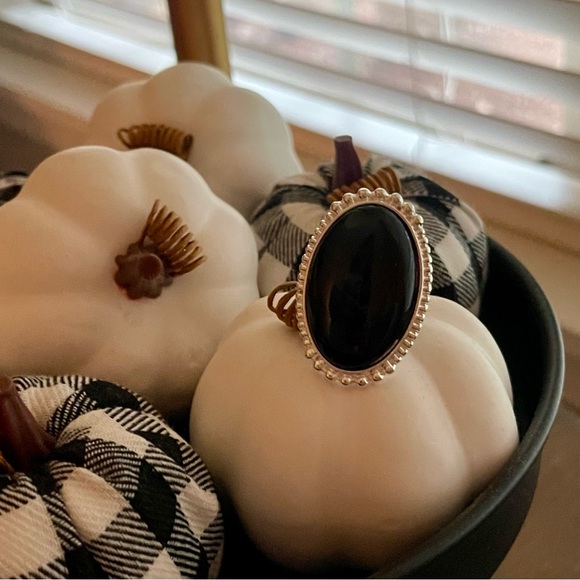 🔥2/$24 or 3/$30🔥 Vintage Classic Black Statement Ring. So Elegant! - Picture 2 of 6